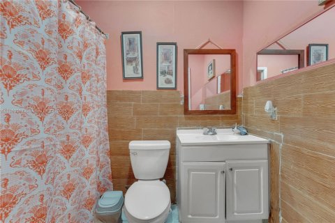 House in Miami, Florida 3 bedrooms, 160.91 sq.m. № 1880115 - photo 22