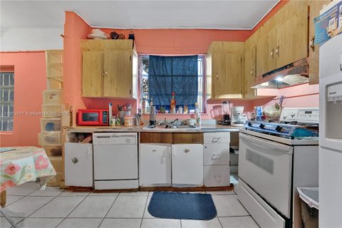House in Miami, Florida 3 bedrooms, 160.91 sq.m. № 1880115 - photo 18