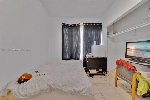 House in Miami, Florida 3 bedrooms, 160.91 sq.m. № 1880115 - photo 21
