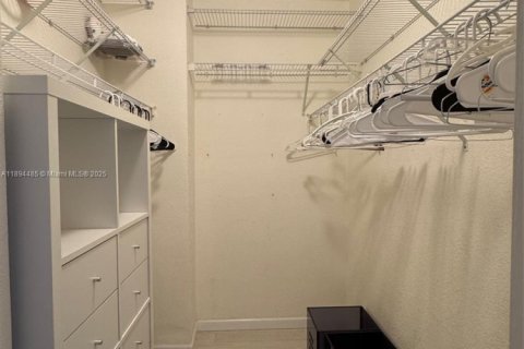 Condo in Hollywood, Florida, 1 bedroom  № 1949042 - photo 13