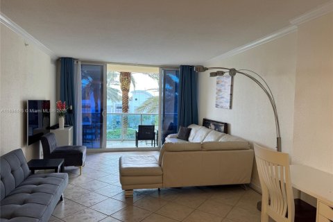 Condo in Hollywood, Florida, 1 bedroom  № 1949042 - photo 6