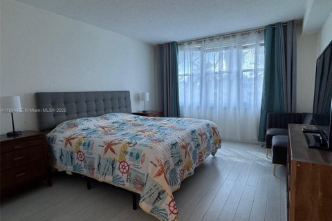 Condo in Hollywood, Florida, 1 bedroom  № 1949042 - photo 2