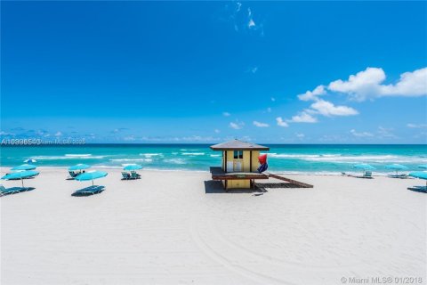Condo in Hollywood, Florida, 1 bedroom  № 1949042 - photo 18