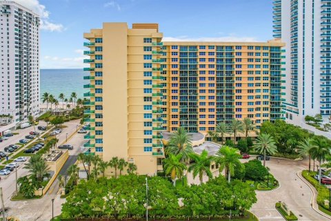 Condo in Hollywood, Florida, 1 bedroom  № 1949042 - photo 16