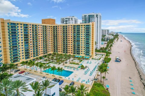 Condo in Hollywood, Florida, 1 bedroom  № 1949042 - photo 1