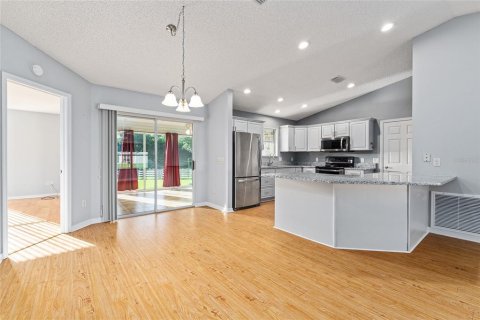House in The Villages, Florida 2 bedrooms, 114.46 sq.m. № 1775033 - photo 10