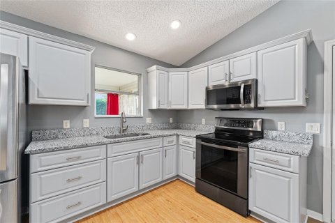 House in The Villages, Florida 2 bedrooms, 114.46 sq.m. № 1775033 - photo 14