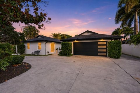 House in Saint Petersburg, Florida 4 bedrooms, 241.36 sq.m. № 2296716