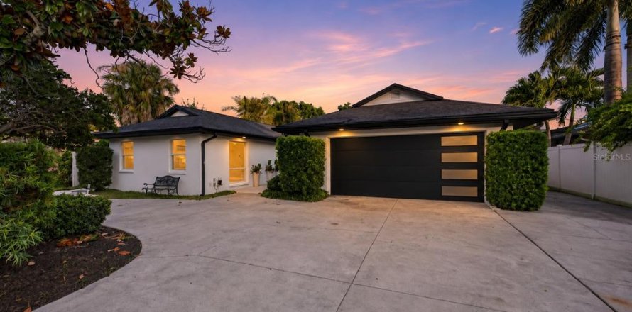 Villa ou maison à Saint Petersburg, Floride 4 chambres, 241.36 m2 № 2296716