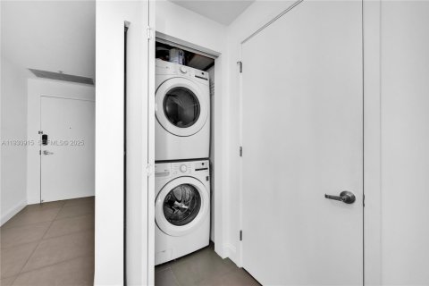 Condo in Miami, Florida, 2 bedrooms  № 2089317 - photo 20