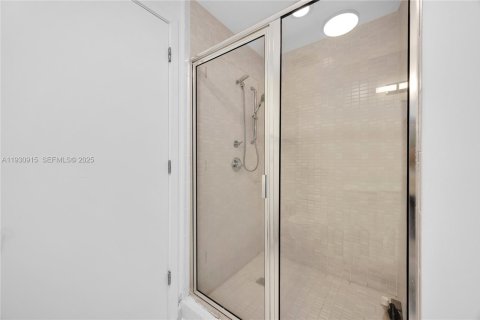 Condo in Miami, Florida, 2 bedrooms  № 2089317 - photo 16