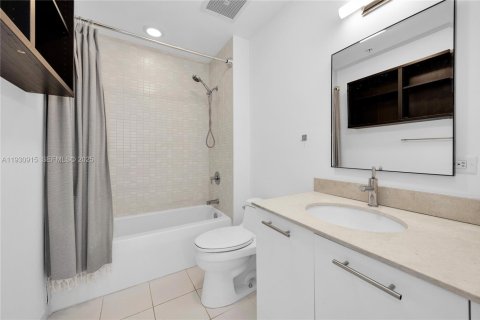 Condo in Miami, Florida, 2 bedrooms  № 2089317 - photo 19
