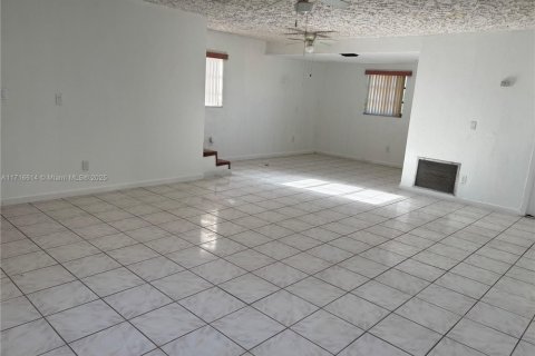 House in Miami, Florida 4 bedrooms, 208.1 sq.m. № 1830297 - photo 5