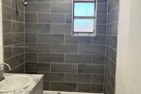 House in Miami, Florida 4 bedrooms, 208.1 sq.m. № 1830297 - photo 15