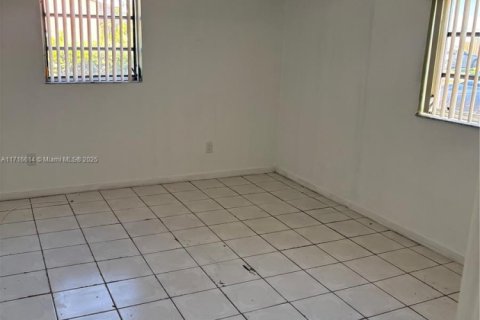 House in Miami, Florida 4 bedrooms, 208.1 sq.m. № 1830297 - photo 16