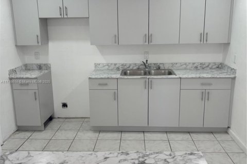 House in Miami, Florida 4 bedrooms, 208.1 sq.m. № 1830297 - photo 7