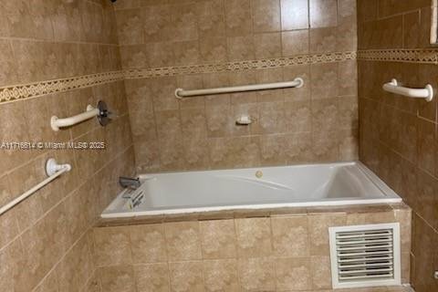 House in Miami, Florida 4 bedrooms, 208.1 sq.m. № 1830297 - photo 12