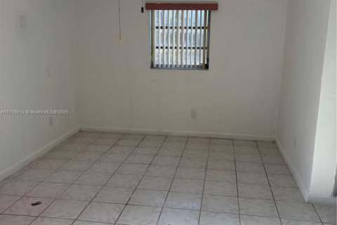 House in Miami, Florida 4 bedrooms, 208.1 sq.m. № 1830297 - photo 6
