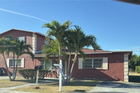 House in Miami, Florida 4 bedrooms, 208.1 sq.m. № 1830297 - photo 3