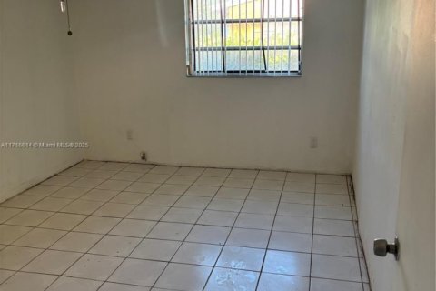 House in Miami, Florida 4 bedrooms, 208.1 sq.m. № 1830297 - photo 17