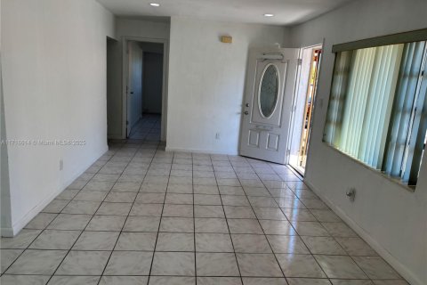 House in Miami, Florida 4 bedrooms, 208.1 sq.m. № 1830297 - photo 4