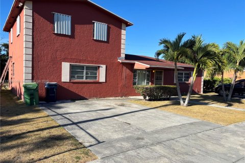 House in Miami, Florida 4 bedrooms, 208.1 sq.m. № 1830297 - photo 2