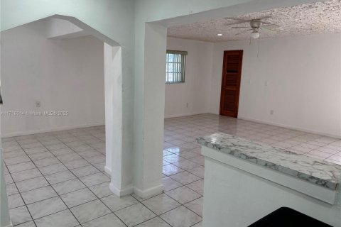 House in Miami, Florida 4 bedrooms, 208.1 sq.m. № 1830297 - photo 8