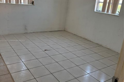 House in Miami, Florida 4 bedrooms, 208.1 sq.m. № 1830297 - photo 19