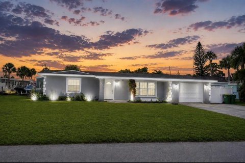 House in Merrit Island, Florida 4 bedrooms, 134.89 sq.m. № 2122818 - photo 2