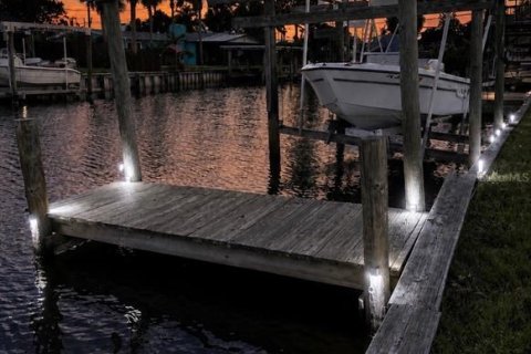 House in Merrit Island, Florida 4 bedrooms, 134.89 sq.m. № 2122818 - photo 25