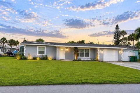 House in Merrit Island, Florida 4 bedrooms, 134.89 sq.m. № 2122818