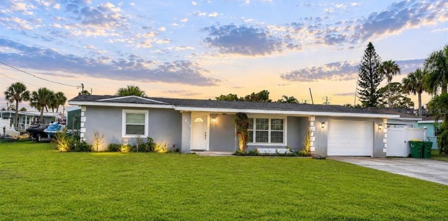 House in Merrit Island, Florida 4 bedrooms, 134.89 sq.m. № 2122818