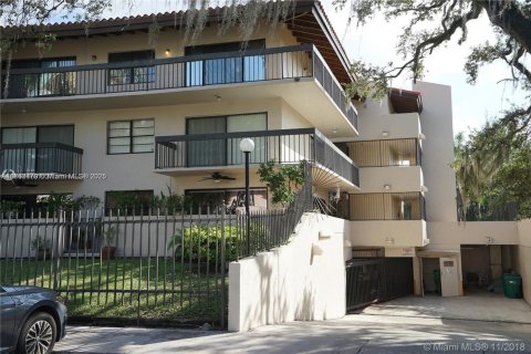 Condo in Coral Gables, Florida, 2 bedrooms  № 1706350 - photo 1