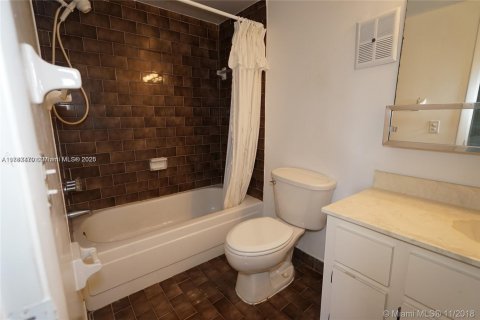 Condo in Coral Gables, Florida, 2 bedrooms  № 1706350 - photo 19