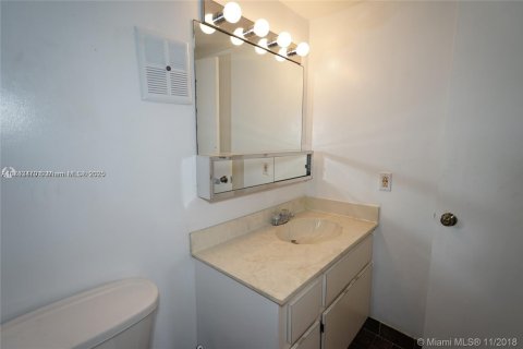 Condo in Coral Gables, Florida, 2 bedrooms  № 1706350 - photo 20
