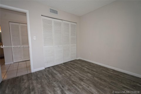 Condo in Coral Gables, Florida, 2 bedrooms  № 1706350 - photo 13