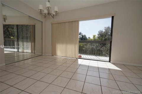 Condo in Coral Gables, Florida, 2 bedrooms  № 1706350 - photo 9
