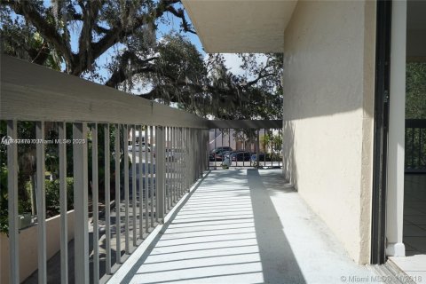 Condo in Coral Gables, Florida, 2 bedrooms  № 1706350 - photo 24