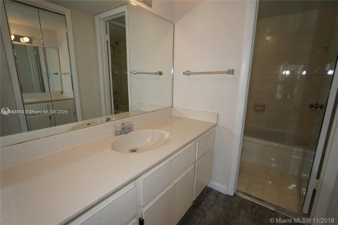 Condo in Coral Gables, Florida, 2 bedrooms  № 1706350 - photo 16