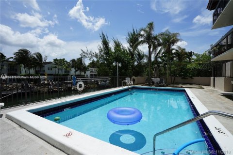 Condo in Coral Gables, Florida, 2 bedrooms  № 1706350 - photo 3