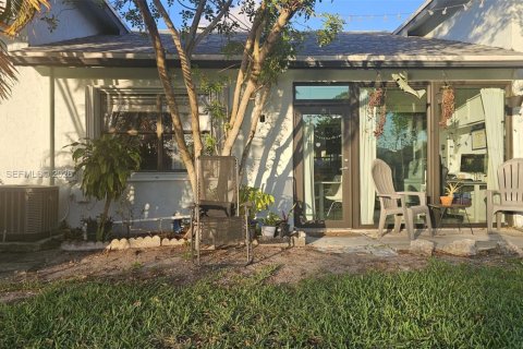 House in Tamarac, Florida 2 bedrooms, 89.37 sq.m. № 2046732 - photo 13