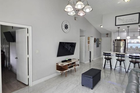 House in Tamarac, Florida 2 bedrooms, 89.37 sq.m. № 2046732 - photo 3