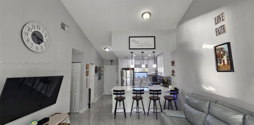 House in Tamarac, Florida 2 bedrooms, 89.37 sq.m. № 2046732