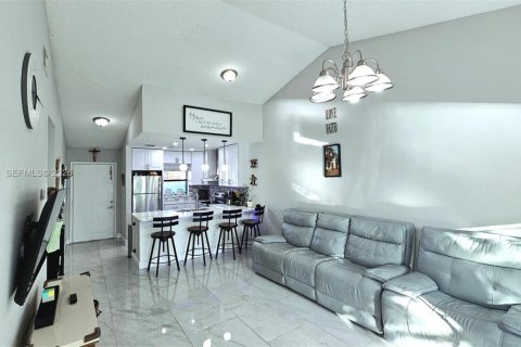 House in Tamarac, Florida 2 bedrooms, 89.37 sq.m. № 2046732 - photo 14