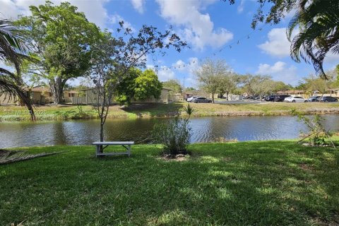 House in Tamarac, Florida 2 bedrooms, 89.37 sq.m. № 2046732 - photo 12