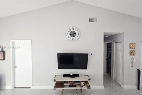 House in Tamarac, Florida 2 bedrooms, 89.37 sq.m. № 2046732 - photo 2