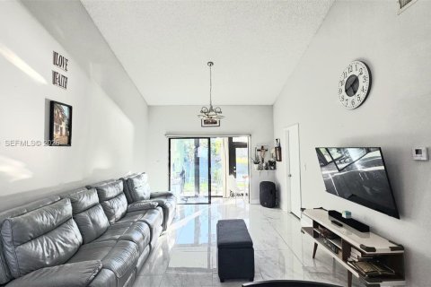 House in Tamarac, Florida 2 bedrooms, 89.37 sq.m. № 2046732 - photo 4