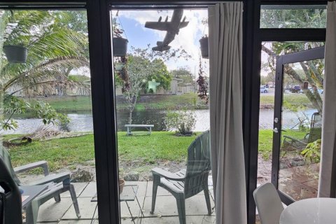 House in Tamarac, Florida 2 bedrooms, 89.37 sq.m. № 2046732 - photo 11