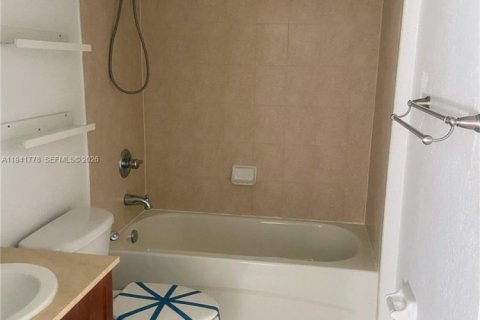 Снять в аренду квартиру в Дорал, Флорида 3 спальни, 112.13м2, № 1999009 - фото 16