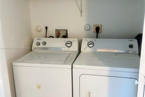 Снять в аренду квартиру в Дорал, Флорида 3 спальни, 112.13м2, № 1999009 - фото 17